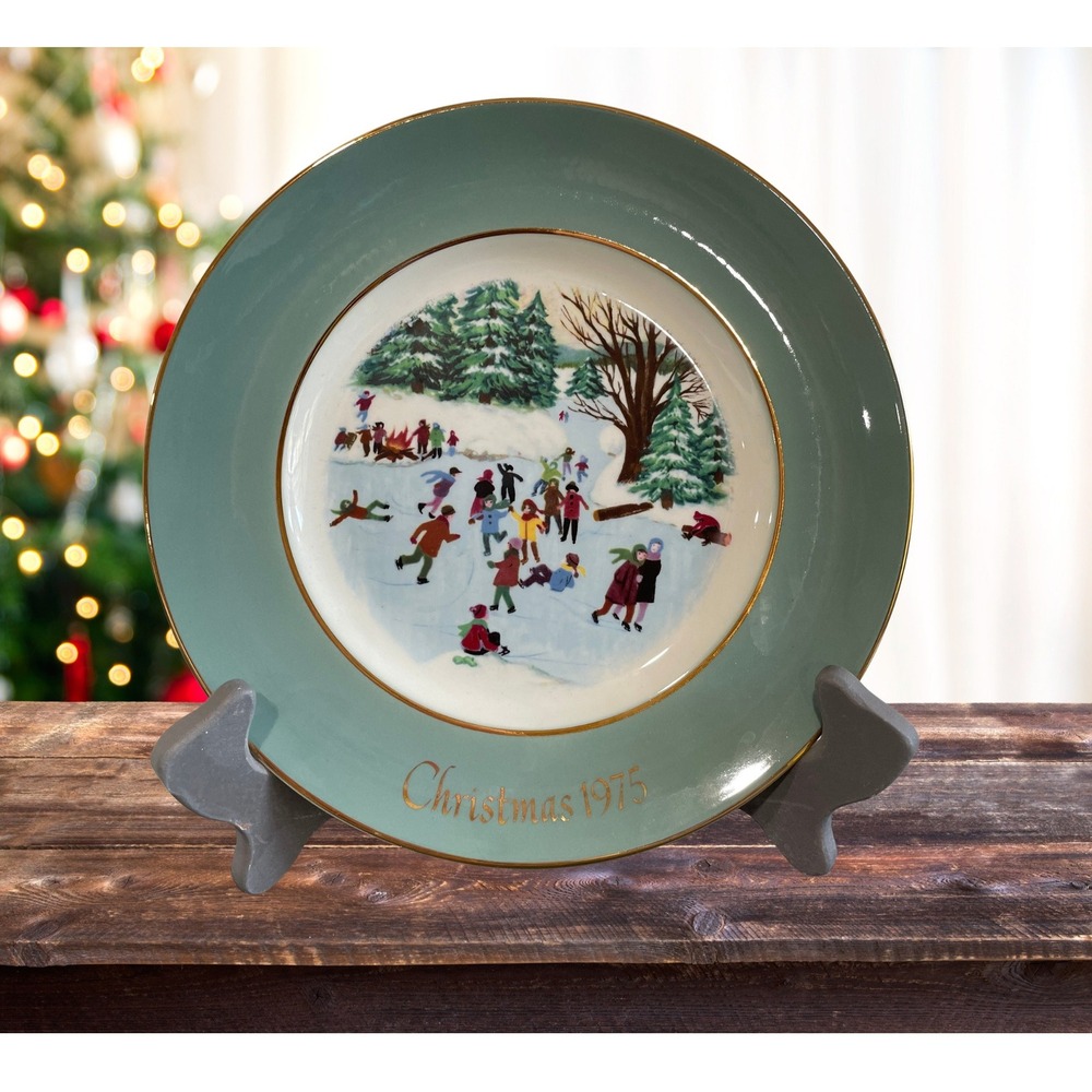 Avon Christmas Plate‎ 1975 "Skaters on the Pond" Enoch Wedgwood Collectible